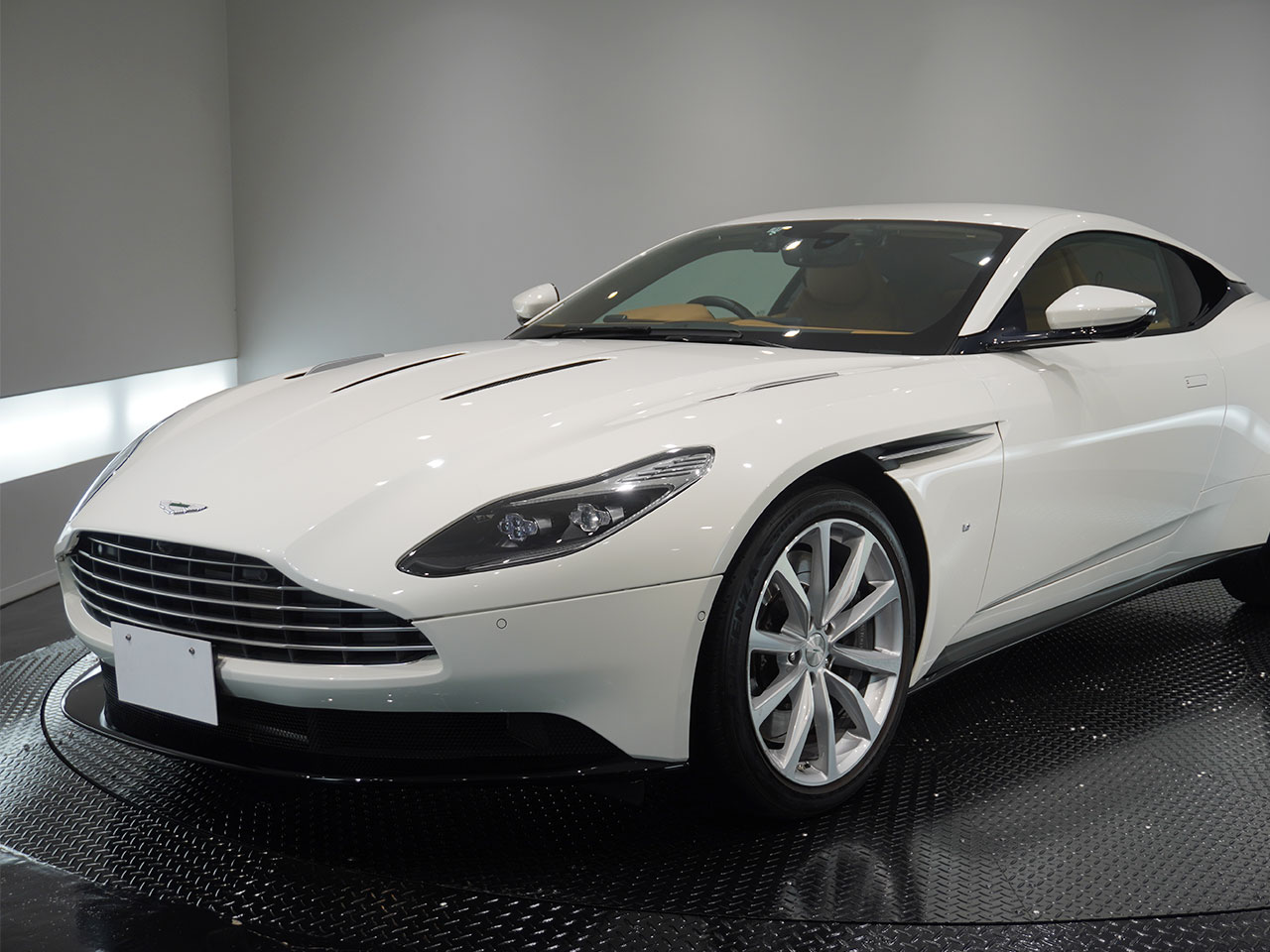 アストンマーティン DB11